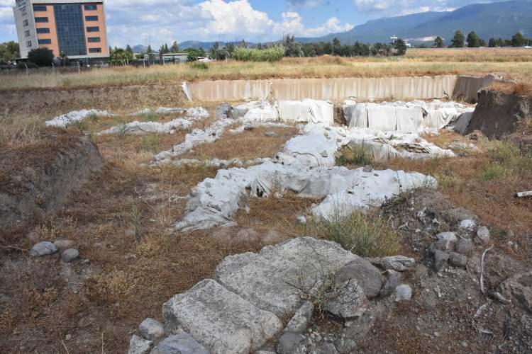 <p> Bu el aleti boynuzdan bir sapa, serpantinden bir kesiciye sahip. Bu ikisini çok iyi derecede birleştirmişler.</p>
