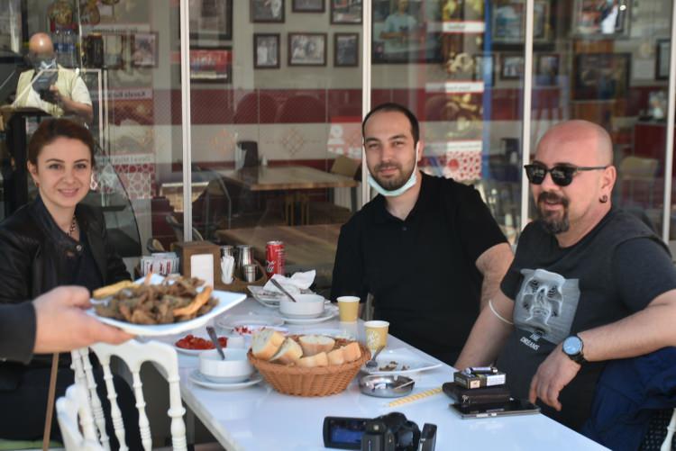 <p>Özelikle pazar günleri Yunanistan ve Bulgaristan'dan çok müşterilerimiz geliyor. Pazar günleri kapalı olmamız, onlara da hizmet veremeyecek olmamız bizi üzüyor. İnşallah buna valimiz tarafından bir düzenleme yapılır" diye konuştu.</p>
<p> </p>