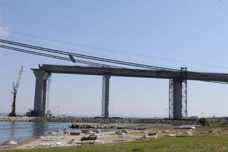 <p>Cumhurbaşkanı Recep Tayyip Erdoğan'ın, 18 Mart 2017'de temelini attığı 1915 Çanakkale Köprüsü'nde ana halatların montajı geçtiğimiz günlerde tamamlandı. Avrupa ile Asya kıtasını birleştiren önemli ulaşım noktalarından biri olacak köprünün 2023 metre uzunluğundaki orta açıklığında ana halatı toplam 288, kenar açıklıklarındaki ana halat ise toplam 296 çelik kablo oluşturdu.</p>

<p> </p>
