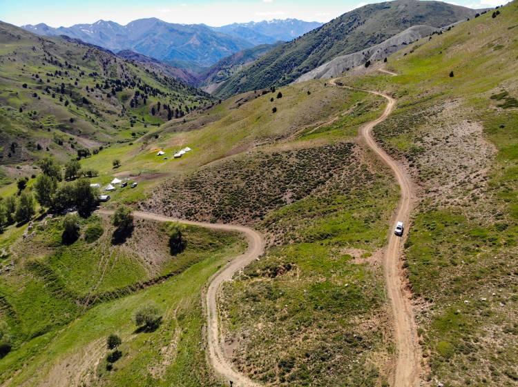 <p>Tunceli Valiliği koordinesinde İl Sağlık Müdürlüğü bünyesindeki mobil aşı timleri, arazi aracıyla dağları aşıp, Kalınkaş Yaylası'na ulaştı. </p>
