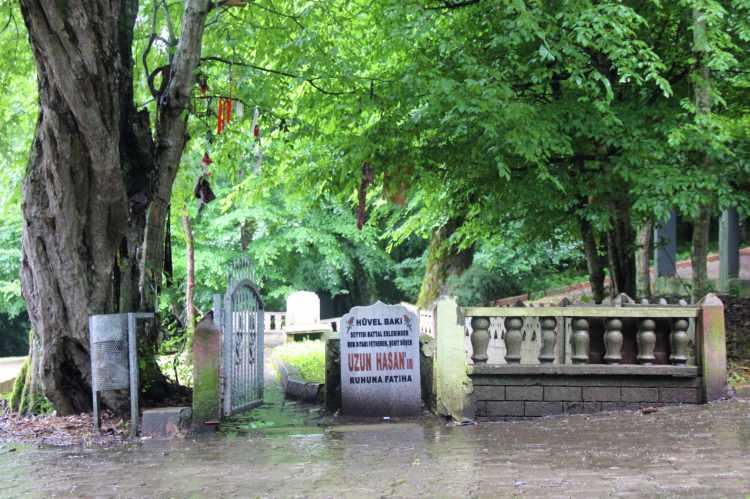 <p>Kocaeli'nin İzmit ilçesine bağlı Mecidiye Mahallesi'nin yüksek kesimlerindeki ormanlık alanda, 7 metre uzunluğunda bir mezar bulunuyor. 'Uzun Hasan' isimli bir Osmanlı Alp'ine ait olduğu öğrenilen mezar, uzunluğuyla ve 10 dönümlük ormanlık alanın içindeki ağaçların arasında olmasıyla dikkat çekiyor.</p>

<p> </p>
