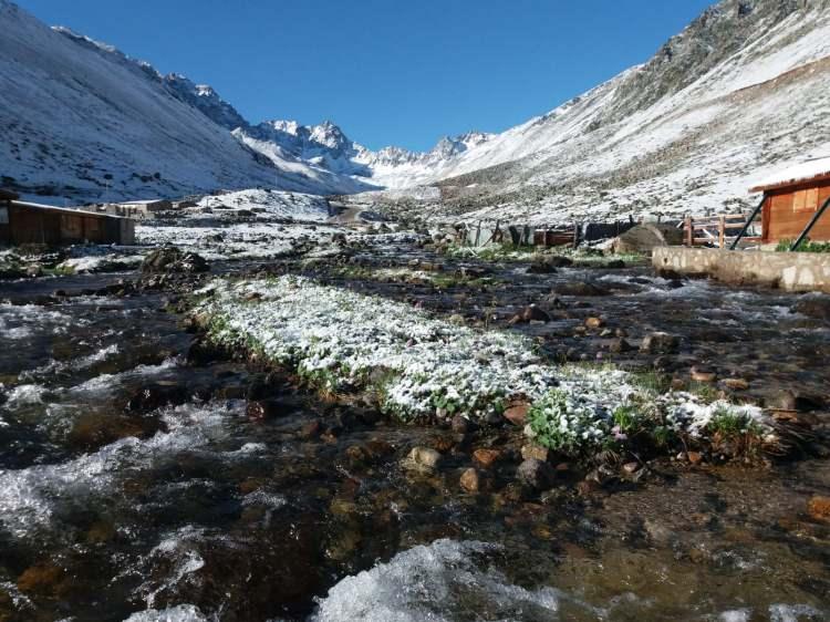 <p>Rize’nin Çamlıhemşin ilçesinin deniz seviyesinden 2 bin 300 metre yükseklikteki Kavron Yaylası'nda yaşayanlar da kar sürprizi ile karşılaştı. </p>
