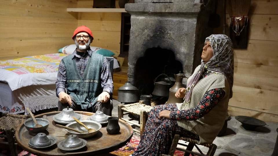 <p>O dönemde olduğu gibi hiç çivi kullanmadan eski metotlarla aynı evi yaptık. Babaanne ve dedemiz, o evde her zaman şömine başında oturan insanlardı. </p>

