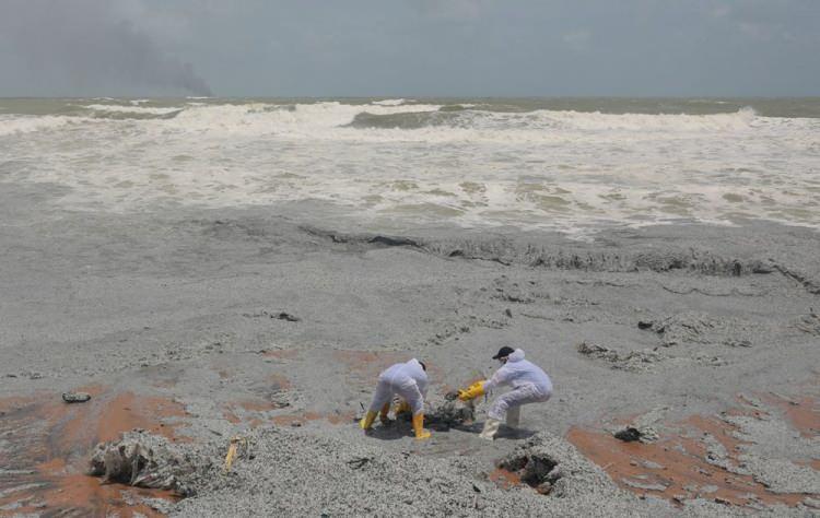 <p> Yerel yönetim şimdi yangından çıkan enkazla ve batı kıyı şeridini kaplayan 'plastik reçine pelet kirliliği' adı verilen milyonlarca küçük plastik topakla uğraşmak zorunda.</p>
