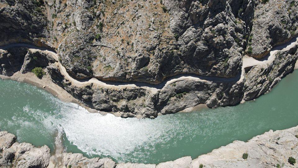 <p>Alternatif yolların açılmasıyla şimdilerde turizm amaçlı kullanılan Taş Yolu, doğal güzelliği ve zorlu parkuruyla yurt içinden ve dışından çok sayıda turistin uğrak yeri oldu.</p>
<p> </p>