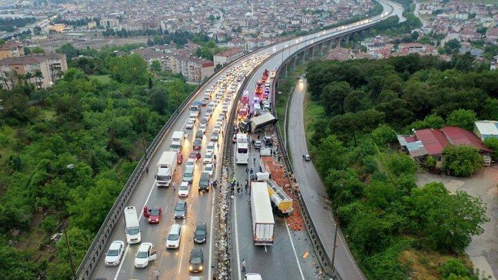 <p>Kaza sonrasında, kazaya karışan araçların taşıdığı ve viyadükten düşerek yola saçılan malzemeleri polis ekipleri topladı.</p>
