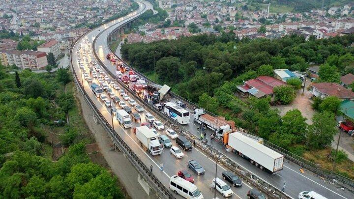 <p>Daha sonra ise yaralılar, ambulansa alınarak çeşitli hastanelere kaldırıldı.</p>

