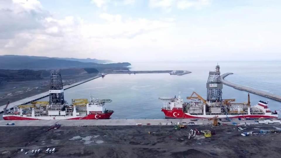 <p>Türkiye'nin üçüncü büyük limanı olma özelliği taşıyan Filyos Limanı'nda sona gelindi. Lojistik üs olan Filyos Limanı, Kanuni ve Fatih Sondaj Gemilerinin yanı sıra sismik arama ve tarama gemilerine de ev sahipliği yapıyor. Cumhurbaşkanı Recep Tayyip Erdoğan 4 Haziran günü Zonguldak ziyaretinde petrol ve doğalgaz aramalarıyla ilgili yeni bir müjde açıklayacak.</p>
