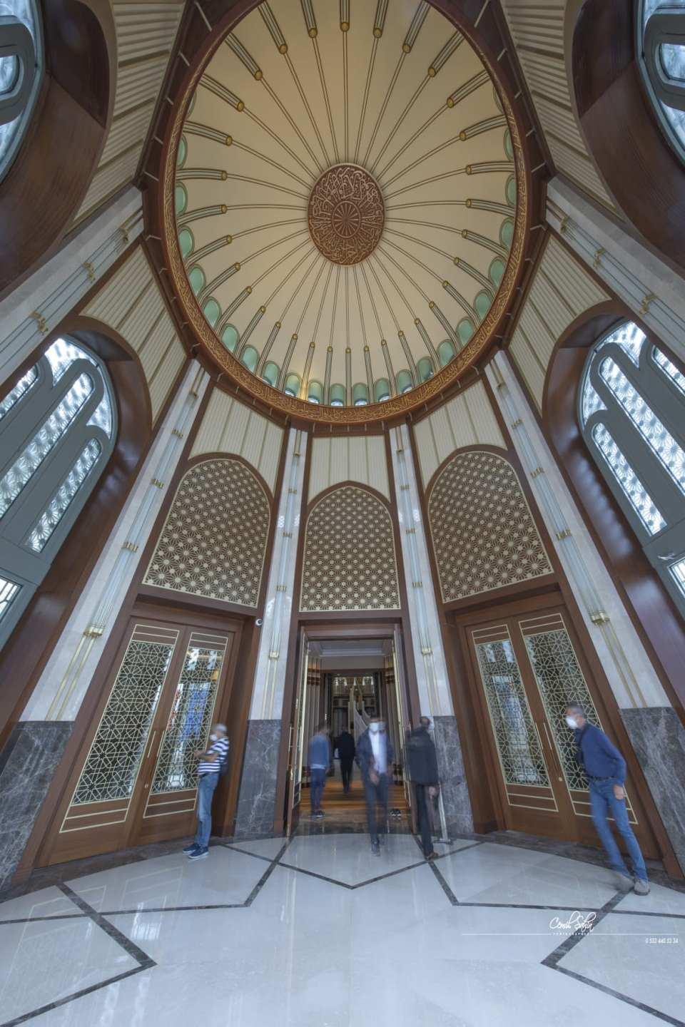 <p>Ana mekan kubbe göbek yazısında Fatiha, ana mekan kubbe kasnağında Al‐i İmran suresi, ana mekan orta kuşak yazısında Bakara suresinin 285 ve 286. ayetleri ile Haşr suresinin 20-24. ayetleri yer alıyor.</p>

<p> </p>
