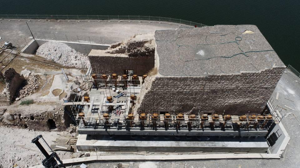 <p><strong>'HEYETLERİN KABULÜNÜN YAPILDIĞI BİR YERDİ'</strong></p>

<p>Hasankeyf Belediye Başkanı Abdulvahap Kusen, yükseltilme çalışmalarıyla Küçük Saray'ın kaybolan görüntüsünün de ortaya çıktığını ifade etti. Hasankeyf'in sembol eserlerinden olan sarayın, su aldığı kodunun 6 metre üzerine çıkarılmasıyla Hasankeyf Kalesi'ni de turizm açısında cazip bir hale getirildiğini aktaran Kusen, "Küçük Saray’a yapılan müdahale yerindeydi. </p>
