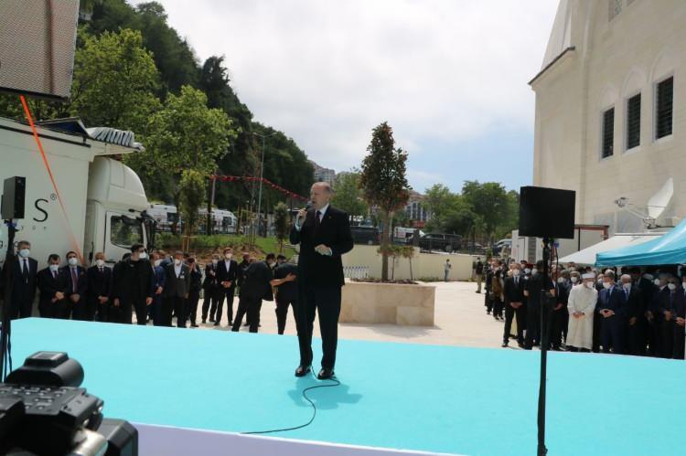 <p>Uzun Mehmet Camiinde kılınan ilk cuma namazının ardından Cumhurbaşkanı Erdoğan, açılışta yaptığı konuşmada, "Cumanız mübarek olsun. Biraz önce cuma namazını eda ettiğimiz Uzun Mehmet Camii’nin, Zonguldak, ülkemiz ve alemi İslam için hayırlara vesile olmasını diliyorum. Yeri ile mimarisi ile çevre düzenlemesi ile şehrimize yakışır eser olan bu güzel camiyi inşa eden Hasan Gürsoy ve ekibine teşekkür ediyorum. Mimarından işçisine kadar herkese şükranlarımı sunuyorum. Rabbimiz, ’Allah’ın meclislerine ancak Allah’a ve ahiret gününe iman eden, namazını dosdoğru kılan, zekatı veren ve Allah’tan başka kimseden korkmayan imar eder’ buyuruyor. Uzun Mehmet Camii’nde günde 5 vakit okunacak ezanların, kılınacak namazların Allah katında kabul olmasını diliyorum. Kazandırdığımız her bir caminin ülkemiz ve milletimizin geleceği için vatan topraklarına dikilen manevi muhafız olduğuna inanıyorum.</p>
