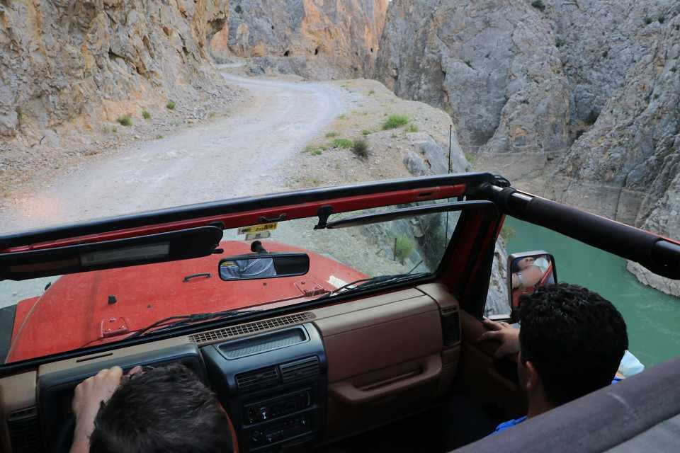 <p>Uluslararası Erzincan Kemaliye Kültür ve Doğa Sporları Şenlikleri düzenlenen Kemaliye'de, yürüyüş ya da araçla zorlu yolculuk yaparak macera yaşamak isteyenleri ağırlayan Taş Yolu'nun yanı sıra Karanlık Kanyon'da da "Base Jamp" ve "Wingsuit" atlayışları gerçekleştirilebiliyor.</p>

<p> </p>
