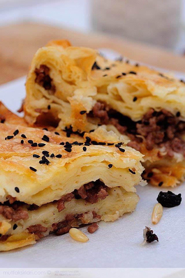 <p><strong>Kıymalı Börek: </strong>280 kalori</p>