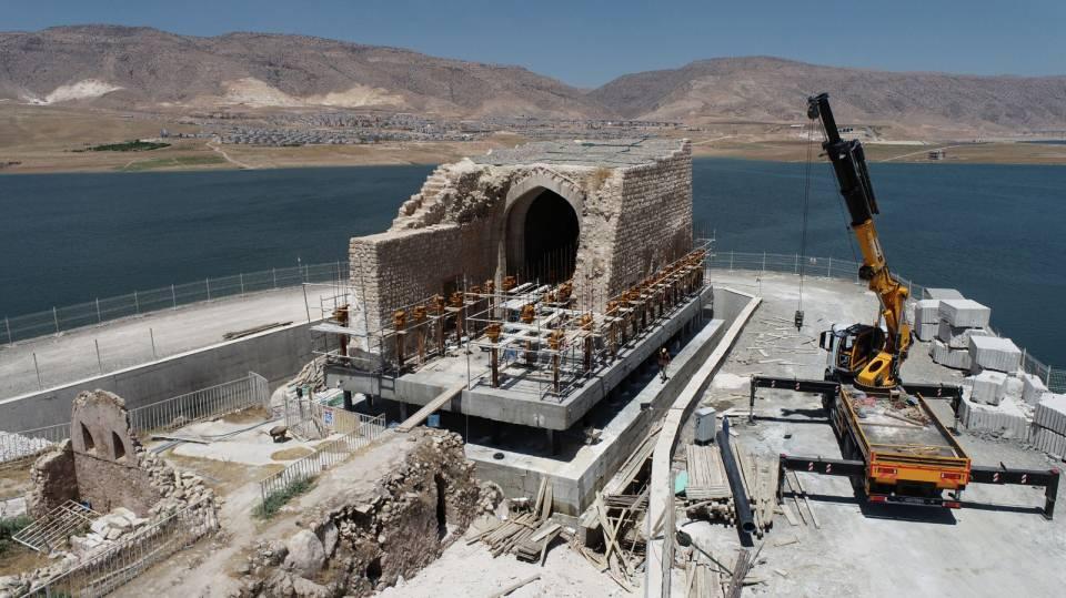 <p>Batman'ın tarihi Hasankeyf ilçesinde, Eyyübiler tarafından yapılan 692 yıllık Küçük Saray'ın, Veysel Eroğlu Barajı'ndan (Ilısu) etkilenmemesi için başlatılan yükseltme çalışmaları tamamlandı. </p>
