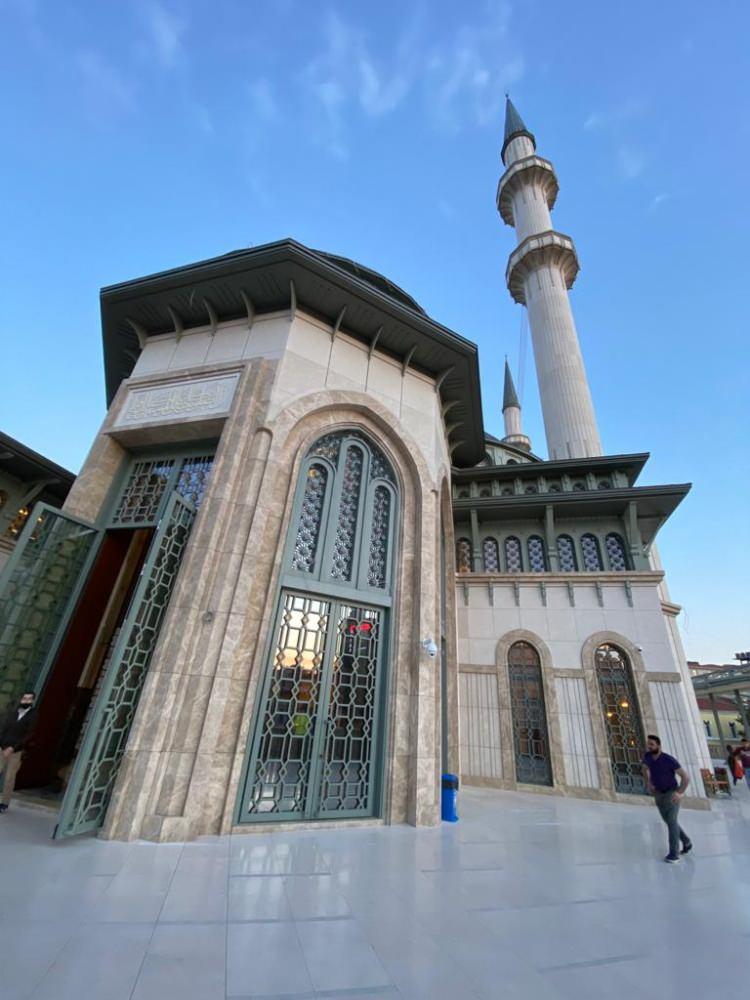 <p>Caminin projesinde Mimar Sinan'ın Süleymaniye Camisi'nden esinlenildiği belirtiliyor. Cami, modern inşaat teknikleri kullanılarak depreme dayanaklı olarak inşa ediliyor. Cami projesinde yer altında 900 araçlık 4 katlı otopark bulunacak. 23 metre ana kubbe çapına sahip caminin ana kubbe yüksekliği ise 44 metre olacak. Barbaros Hayrettin Paşa Cami'nin 4 minaresi bulunuyor. Bu minarelerden ikisinin 66, ikisinin ise 77 metre yüksekliğinde. Camide 9 asansörün de bulunacağı, ayrıca çok amaçlı 2 salon da yer alacak.</p>