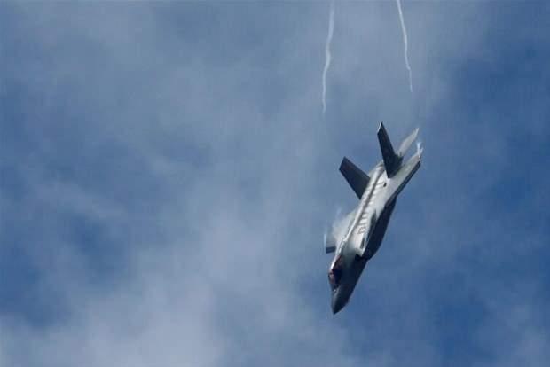 <p>Hava kuvvetlerinde radikal bir değişikliğe giden ve artık SİHA'lara yatırım yapacağını ilan eden İngiltere'nin, 138 olan F-35 siparişini 48'e düşürdüğü de yine yazıda yer aldı.</p>
<p> </p>
