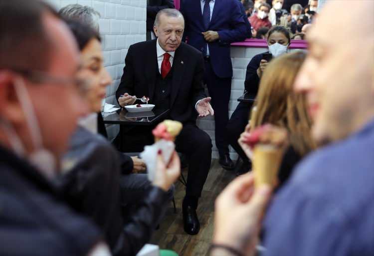 <p>Cumhurbaşkanı Erdoğan, Beylerbeyi'ndeki bir dondurmacıda dondurma yedi ve vatandaşlarla sohbet etti.</p>

<p> </p>

