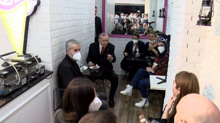 <p>Vatandaşlara da ikramda bulunan Erdoğan, kendisine sevgi gösterisinde bulunanlara da el salladı.</p>
<p> </p>
