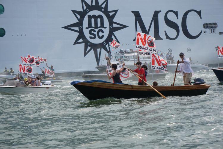 <p>Kruvaziyer seferleri bugün 92 bin tonluk MSC Orchestra gemisinin Venedik'ten hareket etmesi ile tekrar başlarken, kent sakinleri dev gemilerin dönüşünü tepkiyle karşıladı. </p>
