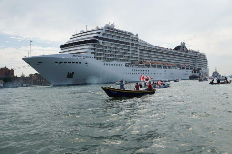 <p>Venedik kanalları ve San Marco Meydanı, kruvaziyer gemilerde yolculuk yapan turistlerin gözdesi olurken, şehir sakinleri gemilerin geçişi sırasında yaşanan kazalar ve riskler nedeniyle geçişlerin yasaklanmasını talep ediyordu.</p>