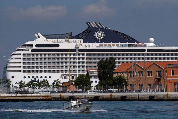 <p>Öte yandan 3 binden fazla yolcu ve bin mürettebat taşıyabilen MSC Orchestra gemisi, Covid-19 tedbirleri nedeniyle yarı kapasitede yolcu ve mürettebat alabilecek.</p>
