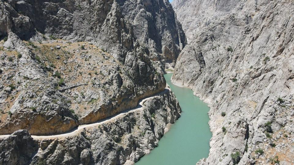 <p>Taş Yolu, özellikle off-roadcular, motosiklet ve bisiklet grupları ile Kemaliye'ye gelen tur şirketlerinin misafirlerine yürüyüş parkuru olarak gösterdiği alan haline gelmiştir."</p>

<p> </p>

