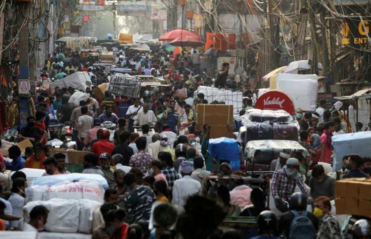 <p>Nepal'de de hükümetin yavaş, gelişigüzel ve şeffaf olmayan aşı tedariki sorunu, Himalaya ülkesindeki krize katkıda bulundu. Dünyanın en büyük aşı üreticisi olan Serum Enstitüsü'ne ev sahipliği yapan Hindistan bile, kendi nüfusu için yeterli aşı üretmekte zorlandı ve bu da bir zamanlar daha yoksul ülkeler için önerilen dozların Covax aracılığıyla yönlendirilmesine yol açtı.</p>
<p> </p>