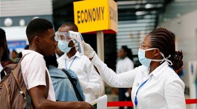 <p>Öte yandan, yoksul ülkeler yetersiz sağlık altyapısına sahip olma eğiliminde… Nisan ayı sonunda DSÖ'nün Afrika bölgesi tarafından yapılan bir değerlendirme, bazı ülkelerin mevcut aşıların "örnek bir şekilde yaygınlaştırılmasını" başarırken, diğerlerinin mücadele ettiğine işaret etti. Dokuz ülke, dozlarının dörtte birinden azını, 15 ülke ise yarısından azını kullandı.</p>
<p> </p>