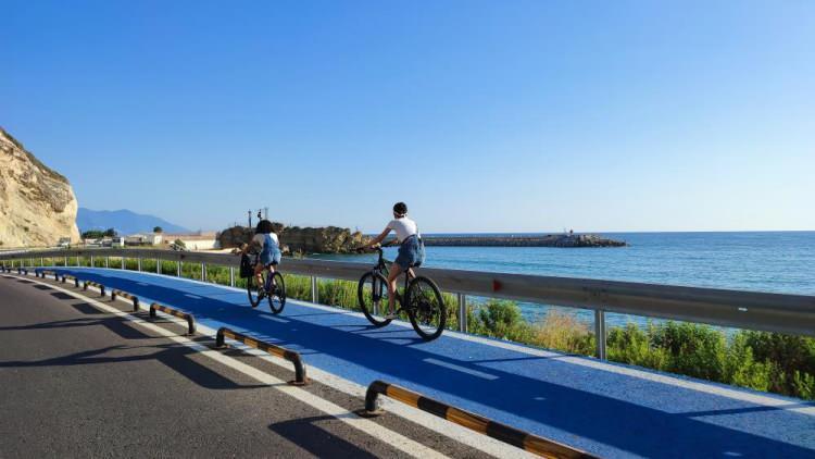 <p>Hatay’ın Samandağ ve Arsuz ilçelerini birbirine bağlayan 25 kilometrelik karayolu kenarında bulunan dünyanın en uzun bisiklet yolu pandemi sürecinde bisikletçilerin gözdesi oldu.</p>
