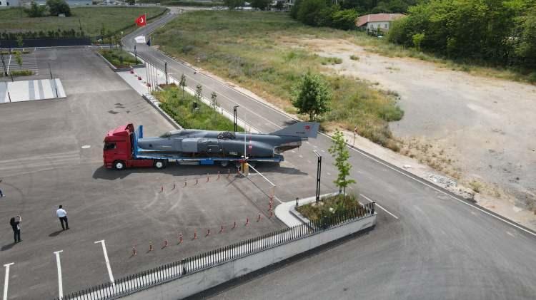 <p>GUHEM Genel Müdürü Halit Mirahmetoğlu, AA muhabirine, Bursa Ticaret ve Sanayi Odası öncülüğünde, Sanayi ve Teknoloji Bakanlığı, Türkiye Bilimsel ve Teknolojik Araştırma Kurumu (TÜBİTAK), Bursa Büyükşehir Belediyesi iş birliğiyle hayata geçirilen merkezin ziyaretçilerine farklı deneyimler yaşatmayı amaçladığını söyledi.</p>
