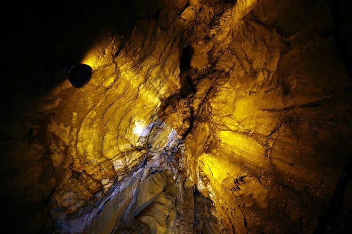 <p>Dünyanın en uzun mağaraları arasında yer alan Çal Mağarası, içinden geçen deresiyle ziyaretçilerini karşılıyor. "Yeraltındaki saklı cennet"in girişinden 200 metre sonra ayrılan sol kolunda 150, sağ kolunda ise 400 metrelik ahşap yürüyüş yolu bulunuyor.</p>
