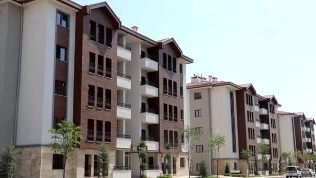 <p>Muğla'yı, 4 bin 587 lirayla İstanbul, 4 bin 169 lirayla Aydın, 4 bin 142 lirayla İzmir, 3 bin 829 lirayla Antalya, 3 bin 423 lirayla Çanakkale, 3 bin 343 lirayla Balıkesir, 2 bin 862 lirayla Denizli ve Yalova, 2 bin 837 lirayla Gaziantep ve 2 bin 786 lirayla Bursa izledi.</p>

