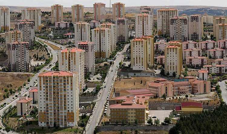 <p>Satılmayı bekleyen konut adedi açısından 269 bin adetle İstanbul başı çekerken, İstanbul'u, 139 binle Ankara ve 85 bin adetle İzmir'in izlediği belirtildi.</p>