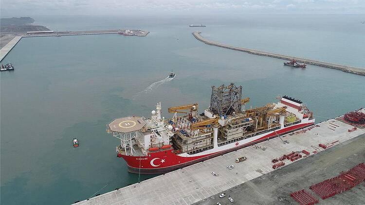 <p>KOMBİNE TAŞIMACILIK ZİNCİRİNİN AKTARMA MERKEZİ OLACAK</p>

<p>Filyos Limanı, Rusya, Balkanlar ve Orta Doğu ülkeleri arasındaki kombine taşımacılık zincirinin aktarma merkezi olarak tüm bölgenin yükünü Karadeniz'den Rusya'ya, Balkanlar'a hatta İskandinav ülkelerine taşıyacak.</p>

<p> </p>
