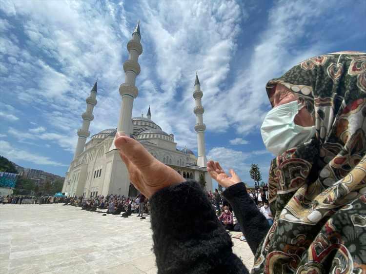 <p>Bugün burada Uzun Mehmet Camii’ni de aynı duygularla hizmete açıyoruz. Yaklaşık 12 bin metrekare alan üzerinde inşa edilen, park ve yeşil alanlarıyla 34 bin metrekare alana yayılan, kapalı alanda 6 bin, açık alanda 7 bin 500 kişilik namaz kılma kapasitesine sahip Uzun Mehmet Camii’nin yüksekliği 71 metreyi bulan minaresi, hatları ile özel bir eser olan caminin mihrap cephesindeki ’Ya Allah’ hattı şehre ve adına yakışır şekilde kömürle yazılmıştır.</p>
