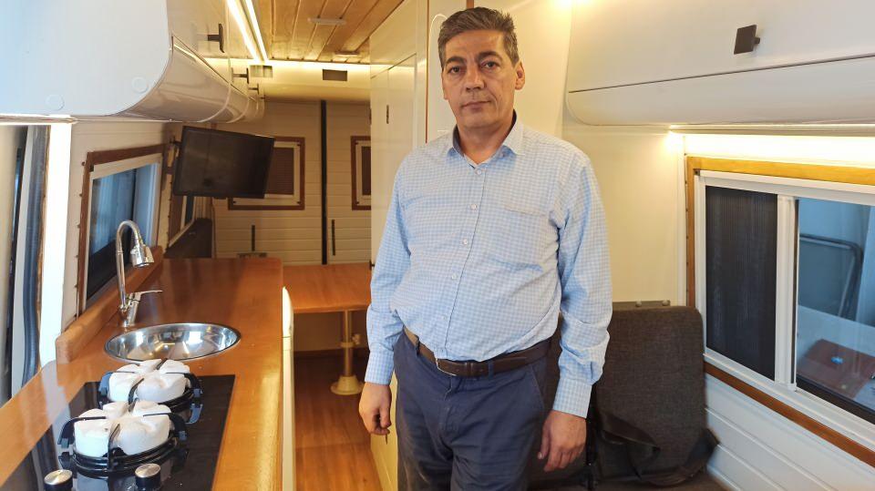 <p>Arabanın bakımında tutun süsüne kadar tepeden tırnağa yapıyoruz. 45 ilâ 65 gün arasında da teslim ediyoruz. Şu anda iki dükkânımız da full olarak çalışıyor. </p>