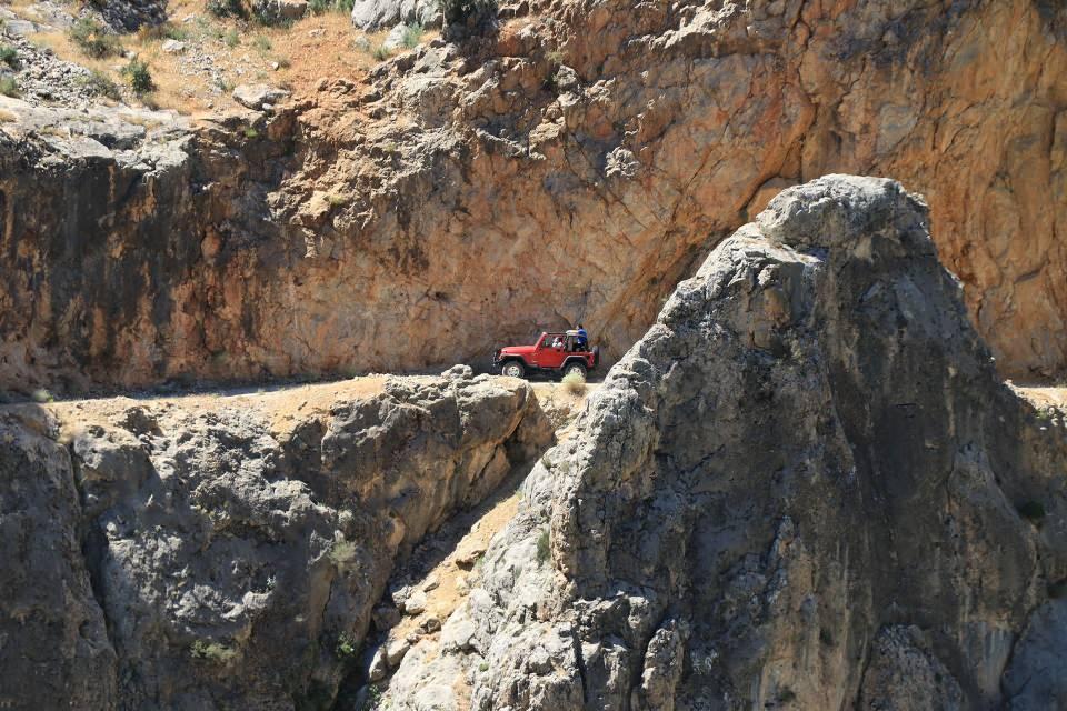 <p>Önceleri dar olduğu için sadece yürüyerek geçilebilen Taş Yolu, zamanla araç geçişi için genişletilerek Kemaliye'yi Divriği'ye ve buradan da İç Anadolu'ya bağladı.</p>
<p> </p>