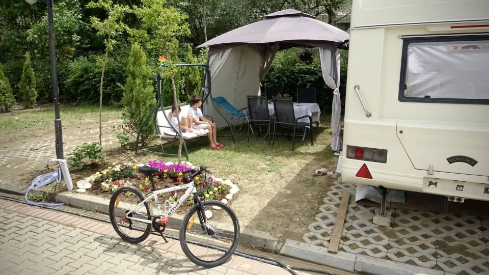 <p>Türkiye standartlarındaki 90 ile 120 metrekare arasındaki bir evi biz 3,5 metrekareye sığdırıyoruz. Karavan kullanımı için 2 kişi mükemmel, 3 kişi karar, 4 kişi ise zarardır. Kalabalık ailelere biz genellikle çekmeli karavan veya 20-30 kişilik minibüslerden imâl ediyoruz” dedi.<br />
</p>