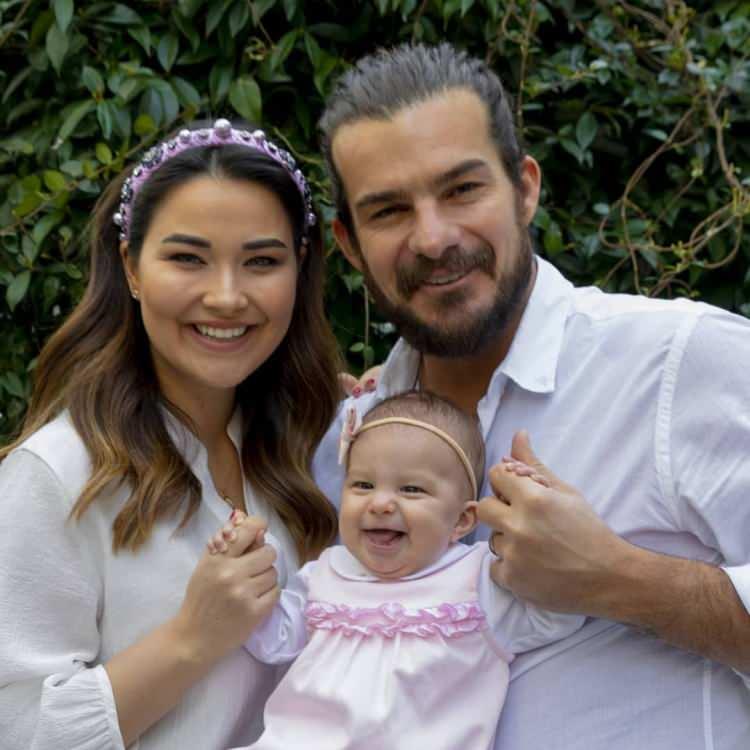 <p><span style="color:#B22222"><strong>Gizem Hatipoğlu ve kızı Lila ile birlikte çekilen fotoğrafını paylaşan Hatipoğlu, </strong></span></p>