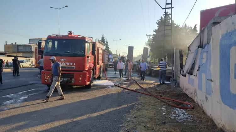 <p>Hatay'ın Kırıkhan ilçesinde askeri tırın çırçır fabrikasının duvarına çarpması sonucu 2 asker şehit oldu.</p>

<p> </p>
