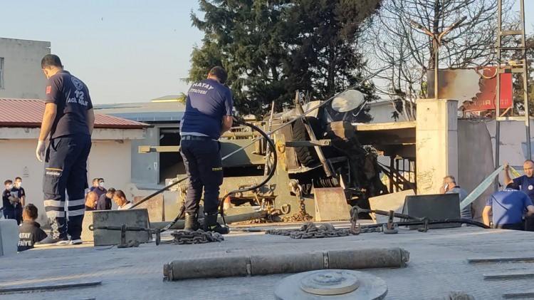 <p>Alınan bilgiye göre, Kırıkhan-Reyhanlı kara yolunda seyir halindeki askeri tır, kontrolden çıkarak yol kenarındaki çırçır fabrikasının duvarına çarptı.</p>
