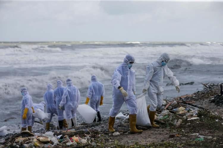 <p>Sri Lanka Deniz Çevresi Koruma Kurumu Başkanı Darshani Lahandapura, Mongabay'a yaptığı açıklamada, "Konteynerlerden çıkan 25 kilogramlık torbaların bir kısmı denize düştü ve boncuklar şimdi Sri Lanka'nın güney kıyılarına kadar uzanan plajları bir örtü halinde kapladı” dedi.</p>