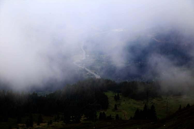 <p>Ilgaz Dağı'nın zirvesinde oluşan sis, güzel görüntüler oluşturdu.</p>

<p> </p>
