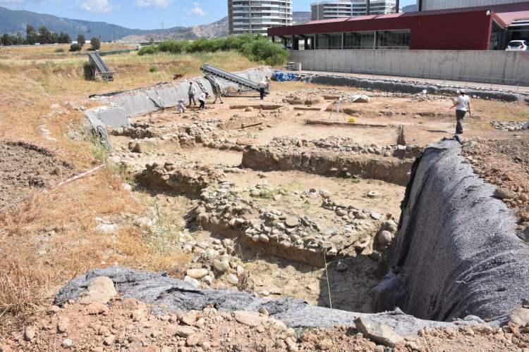 <p>Bu yılki kazılarda da derinin kesiminde kullanılan bir alt bulduklarını belirten Kazı Başkanı Doç. Dr. Zafer Derin, "8 bin 500 yıl önceye ait derileri işledikleri bir el aleti bulduk.</p>
