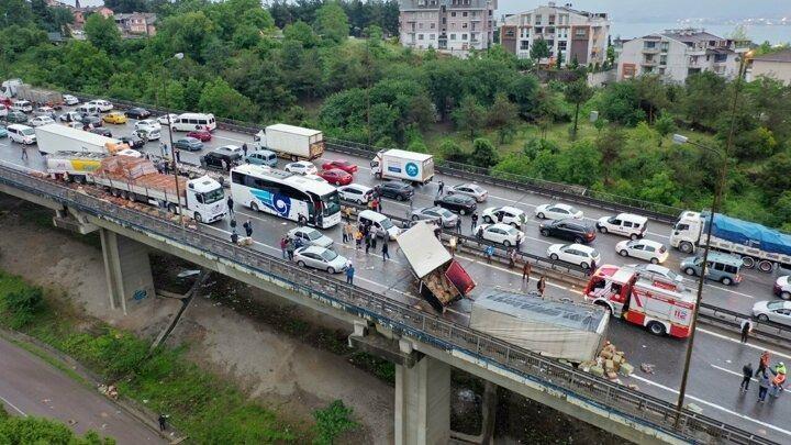 <p>Kaza sebebiyle kapanan TEM Otoyolu İstanbul istikametinde ise uzun araç kuyrukları oluştu.</p>
