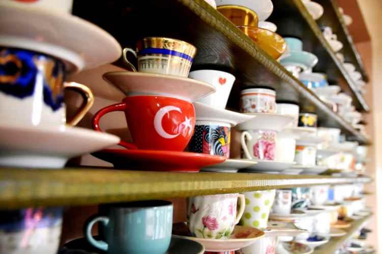 <p>Babaannemden kalan fincan ile başladığım bu merak 20 yıl içerisinde 3 bin fincan ile adeta koleksiyona dönüştü.</p>
<p> </p>
<p>Kahveyi seviyor oluşum, fincanlara olan ilgimi tetikledi." dedi.</p>
<p> </p>
<p> </p>