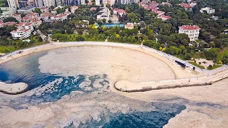 <p>BURASI CADDEBOSTAN </p>

<p>Deniz salyası İstanbul Kadıköy’deki Caddebostan sahilini de kapladı. Havadan çekilen görüntüler salyanın ne kadar korkutucu boyuta ulaştığını ortaya koydu.</p>
