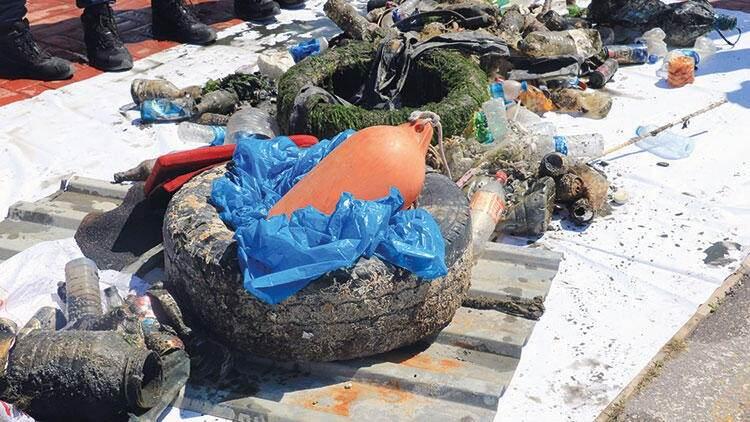<p>Kurbağa adamlar, denizden 30 dakika içinde 500 kilogram civarında metal, plastik, şişe atık çıkardı.</p>

<p> </p>
