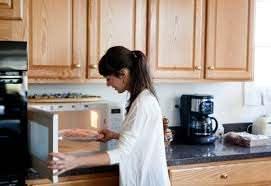 <p><span style="color:#0000CD"><strong>İcadı 1940'lı yıllara kadar dayanan mikrodalga, günümüzde evlerin en pratik mutfak gereçlerinden biridir. Mikrodalganın içindeki mekanizma sayesinde, pişirme ve yeniden ısıtma için kolaylıkla yapılmaktadır.  Ama bir yandan kolaylık sağlasa da mikrodalgada pişirmekten kaçınmanız gereken belirli bazı yiyecekler bulunuyor. </strong></span></p>
