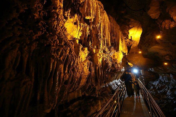<p>Zorluoğlu, Çal Mağarası'nın sadece Trabzon ve Türkiye için değil dünya için de çok önemli bir miras olduğunu vurgulayarak, "Yeni turizm sezonunun açılmasıyla birlikte yerli ve yabancı turistlerimizin mağaramızı görmek için yoğun ilgi göstereceklerini düşünüyoruz. Koronavirüs salgını dolayısıyla tüm tedbirlerimizi aldık. Misafirlerimizi en iyi şekilde ağırlamak için hazırız. Hem bulunduğu konum itibarıyla hem de özellikleriyle mağara, ziyaretçilerine doyumsuz anlar sunacaktır." diye konuştu.</p>
